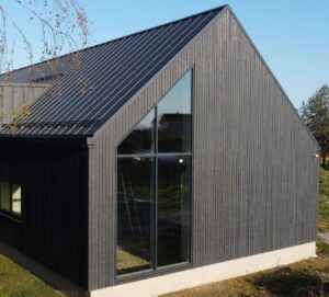 Förkolnad och borstad fasadpanel av nordisk gran